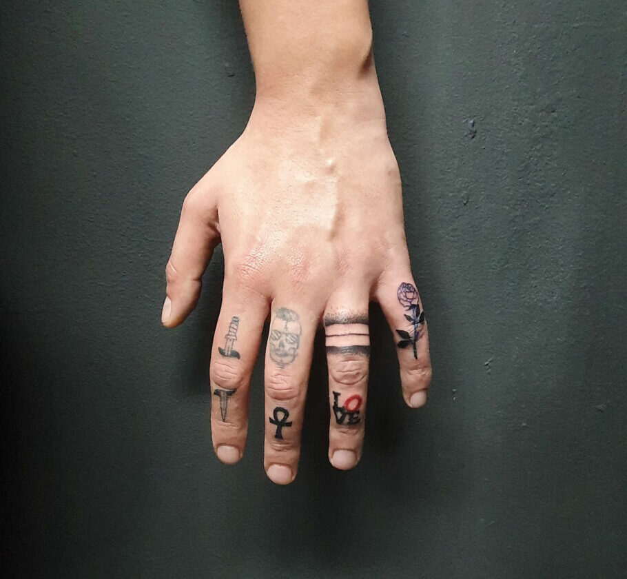 minimal_fingers_tattoos